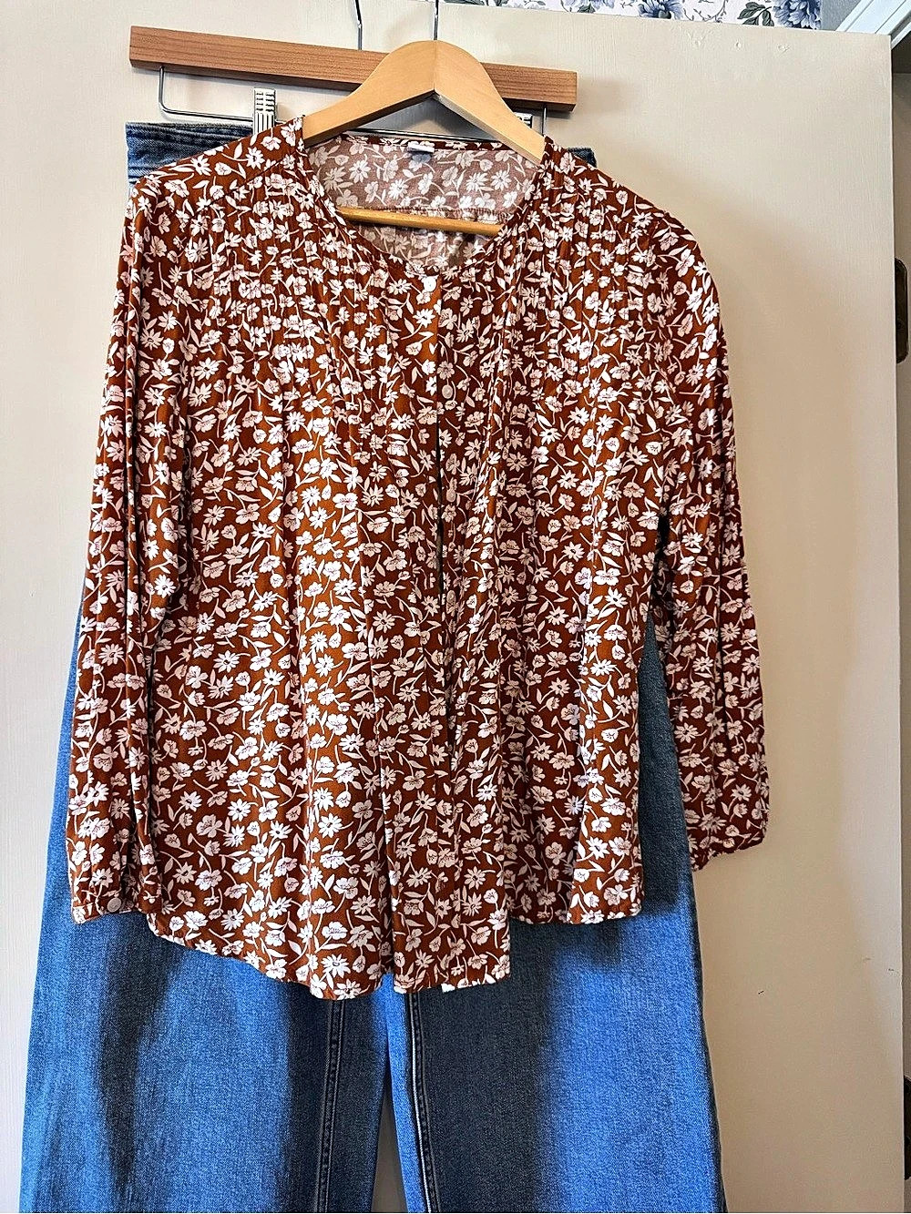 Old Navy Floral Button Down in Brown & White Large Like New